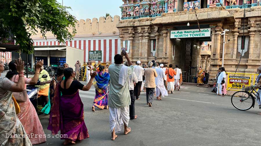 Devotees Chanting - Srirangam Temple
